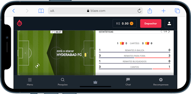 Imagem de um celular mostrando o gráfico de uma partida ao vivo de futebol no site de apostas Blaze.